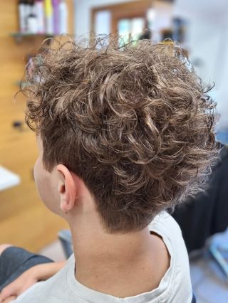 Proměna kudrlin v fresh look 🌪 Dnes jsme se pustily do velké změny 👍 z divokých kudrnatých vlasů jsme vykouzlily moderní...