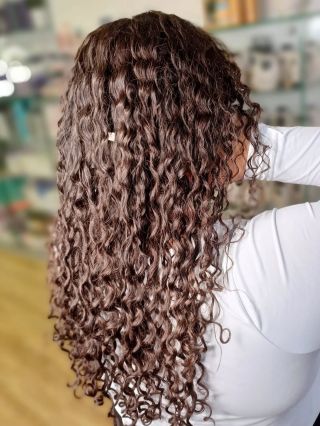 Proměna jemných vlasů v božské kudrlinky 👩‍🦱 Naše klientka si přála větší objem a hravost ve vlasech 👉 a přesně toho jsme...