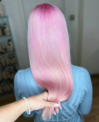 🌸 Od blond po růžový sen Z klasické blond jsme vytvořily jemnou pastelovou krásku. 🤩 Po odbarvení odrostů a sjednocení...