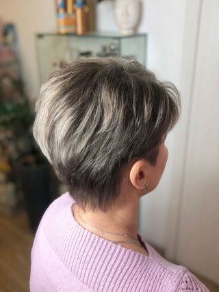 Nový střih, nový vibe! 🤩 Dnes jsme u klientky zkrátily délku, oživily vlasy jemným mikromelírem a doladily tón Alcinou. 👌...