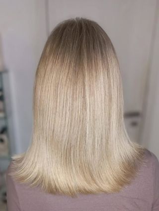 Z teplé přirozenosti do chladné elegance 🩵 Cílem bylo zachovat přirozenou krásu vlasů, ale vdechnout jim nový tón. 💥 Lehké...