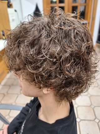 Pánská trvalá, která má styl! 🔥 Dnešní proměna byla o přirozeném objemu, volnější vlně a moderním vzhledu 💥, který baví...