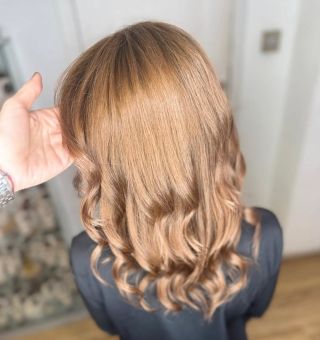 Medová proměna vlasů 🍯 Vlasy jsme nejdříve hloubkově ošetřily K18 ☄️, aby se obnovila jejich struktura zevnitř a získaly...