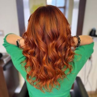 Proměna, která září! 🔥 Dnešní rituál krásy? Oživení délek intenzivním tónováním 🎨 a precizní barvení odrostů pomocí Color...