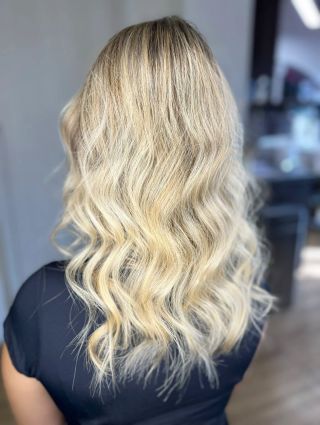 Proměna, která září ☄️ Hustý melír jsme vytvořily s maximální šetrností díky Olaplex kúře, aby vlasy zůstaly silné a...